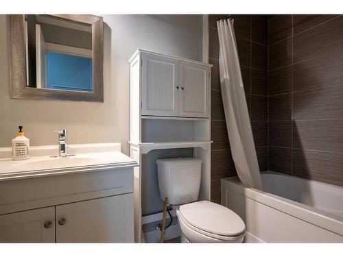 526 Twinriver Road West, Lethbridge, AB - Indoor Photo Showing Bathroom