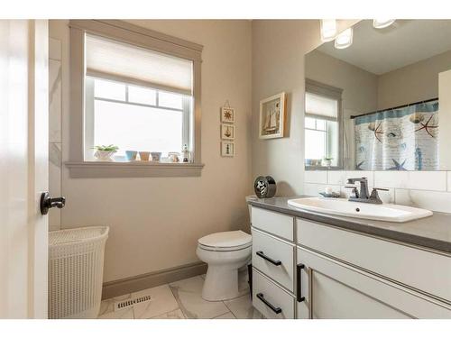 327 Prairie Garden Way South, Lethbridge, AB - Indoor Photo Showing Bathroom