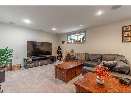 327 Prairie Garden Way South, Lethbridge, AB - Indoor Photo Showing Living Room