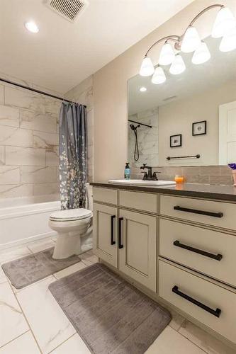 327 Prairie Garden Way South, Lethbridge, AB - Indoor Photo Showing Bathroom