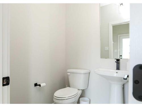 995 Miners Boulevard West, Lethbridge, AB - Indoor Photo Showing Bathroom