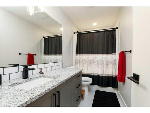 995 Miners Boulevard West, Lethbridge, AB - Indoor Photo Showing Bathroom