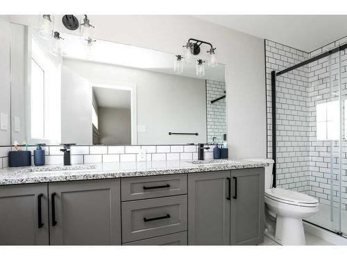 995 Miners Boulevard West, Lethbridge, AB - Indoor Photo Showing Bathroom