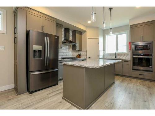 995 Miners Boulevard West, Lethbridge, AB - Indoor Photo Showing Kitchen With Upgraded Kitchen