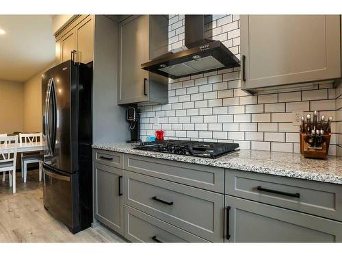 995 Miners Boulevard West, Lethbridge, AB - Indoor Photo Showing Kitchen With Upgraded Kitchen