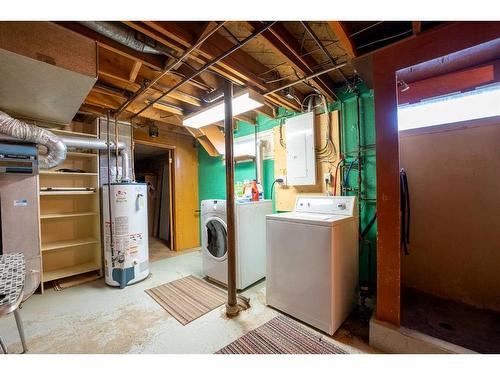 1110 18A Street North, Lethbridge, AB - Indoor Photo Showing Laundry Room