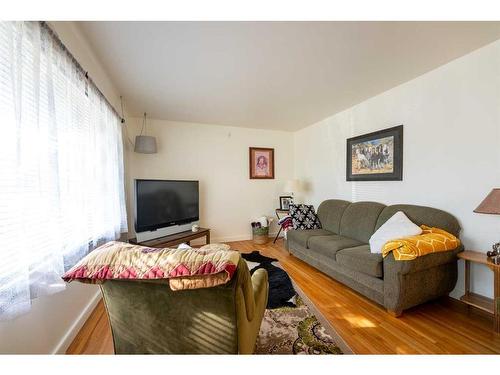 1110 18A Street North, Lethbridge, AB - Indoor Photo Showing Living Room