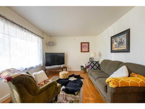 1110 18A Street North, Lethbridge, AB - Indoor Photo Showing Living Room