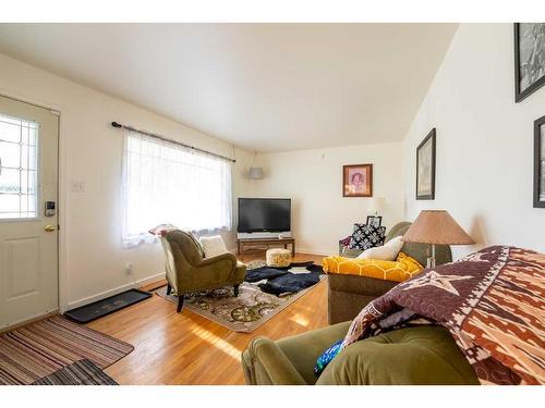 1110 18A Street North, Lethbridge, AB - Indoor Photo Showing Living Room