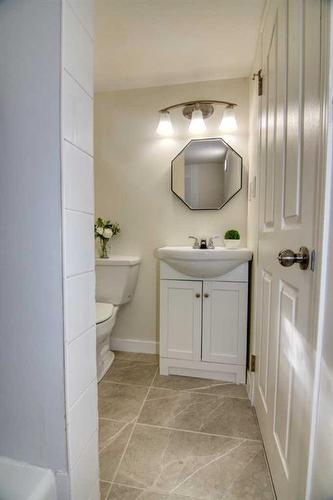 1805 17A Street South, Lethbridge, AB - Indoor Photo Showing Bathroom