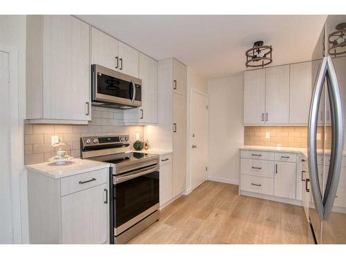 1805 17A Street South, Lethbridge, AB - Indoor Photo Showing Kitchen