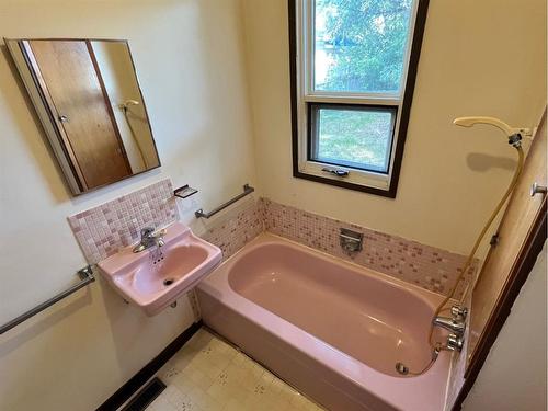 1919 7 Avenue North, Lethbridge, AB - Indoor Photo Showing Bathroom