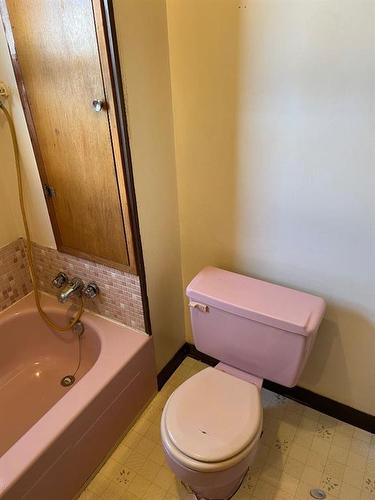 1919 7 Avenue North, Lethbridge, AB - Indoor Photo Showing Bathroom