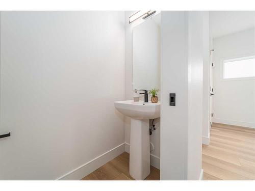 53 Goldenrod Place West, Lethbridge, AB - Indoor Photo Showing Bathroom