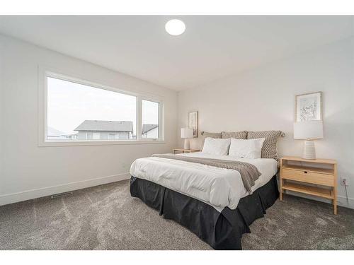 53 Goldenrod Place West, Lethbridge, AB - Indoor Photo Showing Bedroom