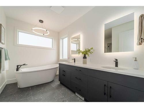 53 Goldenrod Place West, Lethbridge, AB - Indoor Photo Showing Bathroom