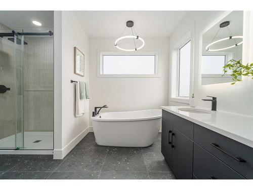 53 Goldenrod Place West, Lethbridge, AB - Indoor Photo Showing Bathroom