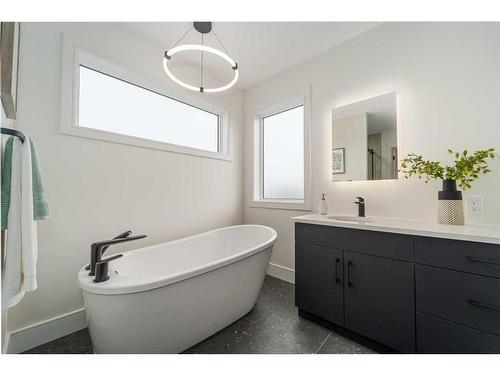 53 Goldenrod Place West, Lethbridge, AB - Indoor Photo Showing Bathroom