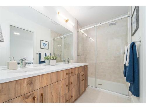 745 Violet Place West, Lethbridge, AB - Indoor Photo Showing Bathroom