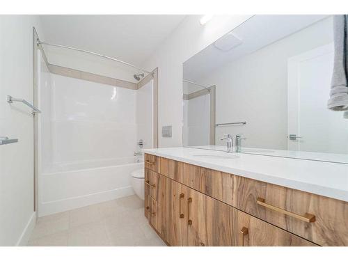 745 Violet Place West, Lethbridge, AB - Indoor Photo Showing Bathroom