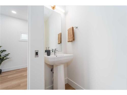 745 Violet Place West, Lethbridge, AB - Indoor Photo Showing Bathroom