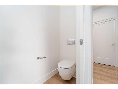 745 Violet Place West, Lethbridge, AB - Indoor Photo Showing Bathroom