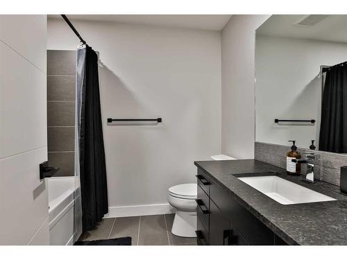 1477 Coalbanks Boulevard West, Lethbridge, AB - Indoor Photo Showing Bathroom