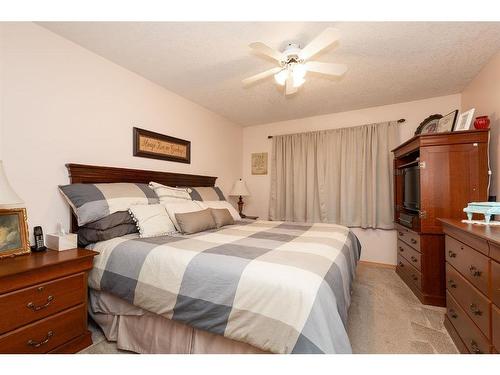 512 5 Street West, Cardston, AB - Indoor Photo Showing Bedroom