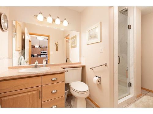 512 5 Street West, Cardston, AB - Indoor Photo Showing Bathroom