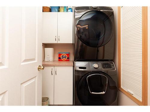 512 5 Street West, Cardston, AB - Indoor Photo Showing Laundry Room