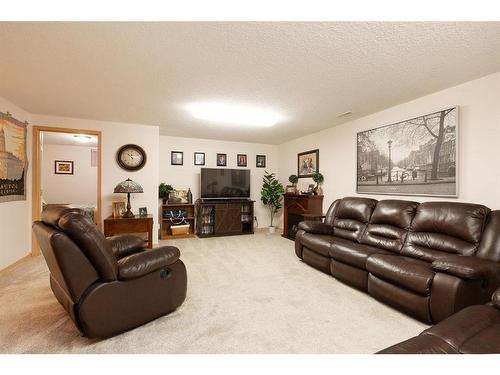 512 5 Street West, Cardston, AB - Indoor Photo Showing Living Room