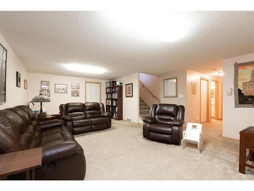 512 5 Street West, Cardston, AB - Indoor Photo Showing Living Room