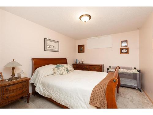 512 5 Street West, Cardston, AB - Indoor Photo Showing Bedroom