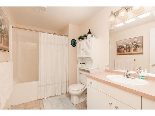 512 5 Street West, Cardston, AB - Indoor Photo Showing Bathroom