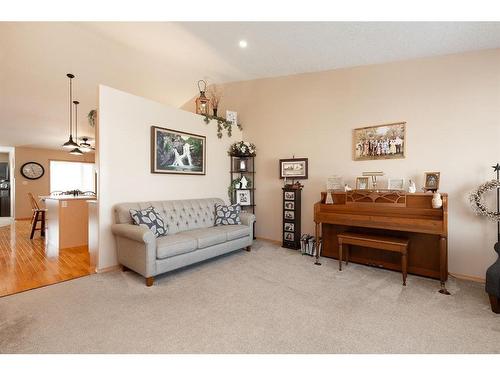 512 5 Street West, Cardston, AB - Indoor Photo Showing Living Room