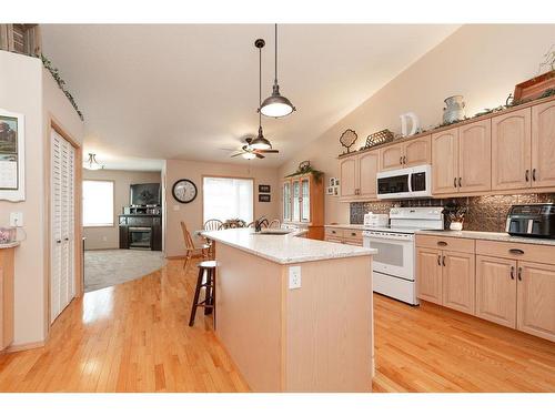 512 5 Street West, Cardston, AB - Indoor Photo Showing Kitchen