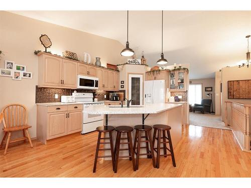 512 5 Street West, Cardston, AB - Indoor Photo Showing Kitchen