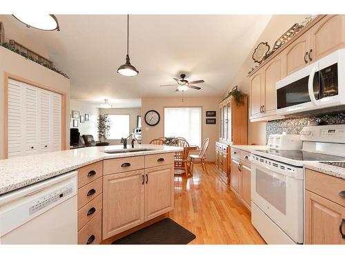 512 5 Street West, Cardston, AB - Indoor Photo Showing Kitchen