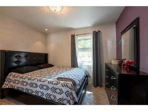 5214 43 Avenue, Taber, AB - Indoor Photo Showing Bedroom