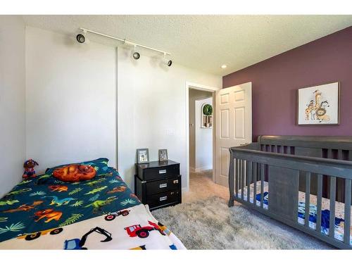 5214 43 Avenue, Taber, AB - Indoor Photo Showing Bedroom