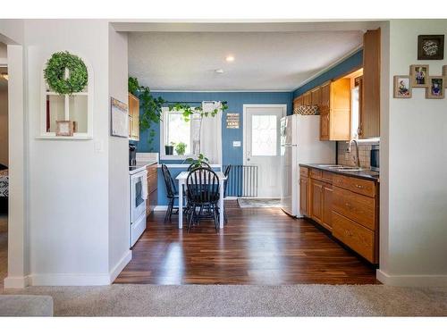 5214 43 Avenue, Taber, AB - Indoor Photo Showing Kitchen