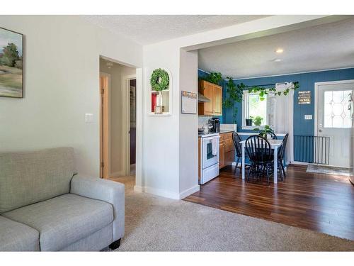 5214 43 Avenue, Taber, AB - Indoor Photo Showing Living Room