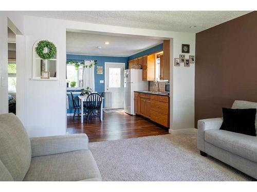 5214 43 Avenue, Taber, AB - Indoor Photo Showing Living Room