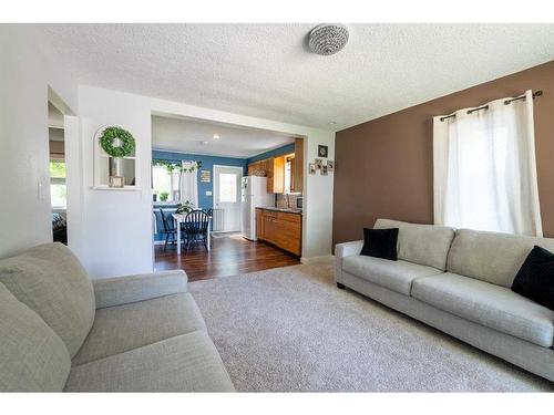 5214 43 Avenue, Taber, AB - Indoor Photo Showing Living Room