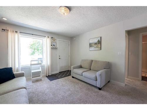 5214 43 Avenue, Taber, AB - Indoor Photo Showing Living Room