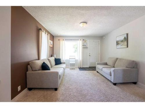 5214 43 Avenue, Taber, AB - Indoor Photo Showing Living Room