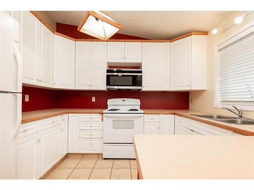 202 Jerry Potts Boulevard West, Lethbridge, AB - Indoor Photo Showing Kitchen With Double Sink