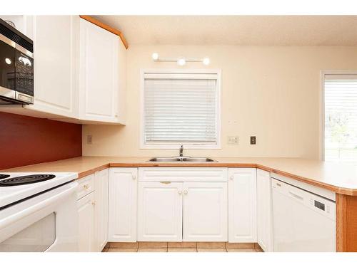 202 Jerry Potts Boulevard West, Lethbridge, AB - Indoor Photo Showing Kitchen With Double Sink