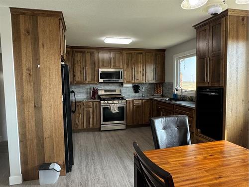 265019B Twp Rd 74, Fort Macleod, AB - Indoor Photo Showing Kitchen