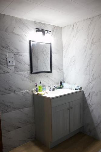 2301 16 Street North, Lethbridge, AB - Indoor Photo Showing Bathroom